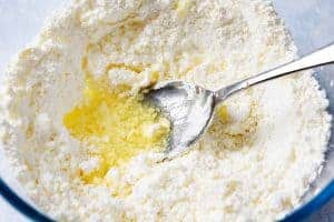 Lemon juice poured on icing sugar n a bowl